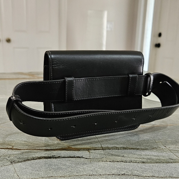 Burberry TB Belt Bag with Gold Logo Like New - Picture 3 of 11
